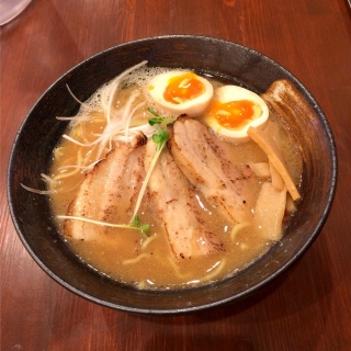 `(^.^)