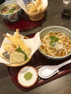 `(^.^)